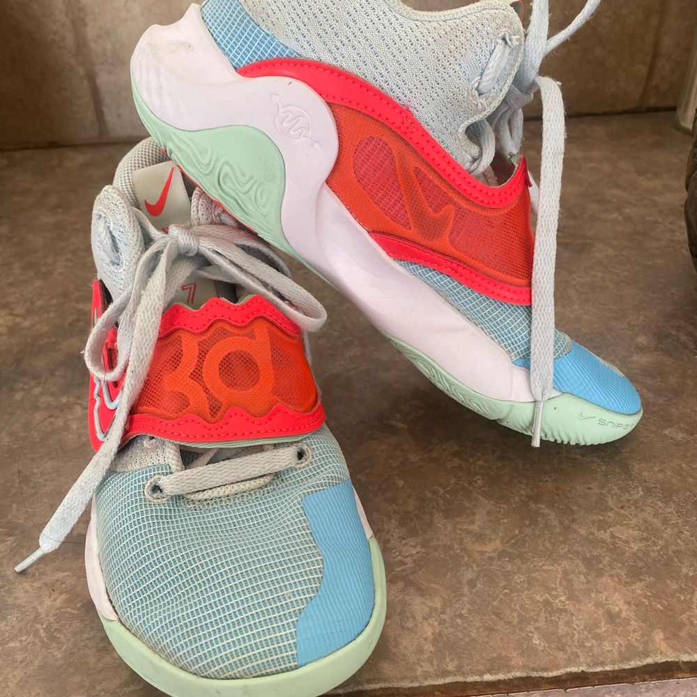 Nike KD Trey 5X in the blue chill/ mint foamKids Blue and Red Sneakers size 6.5